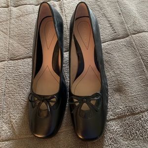 Never worn, brand new Aerosole black pumps